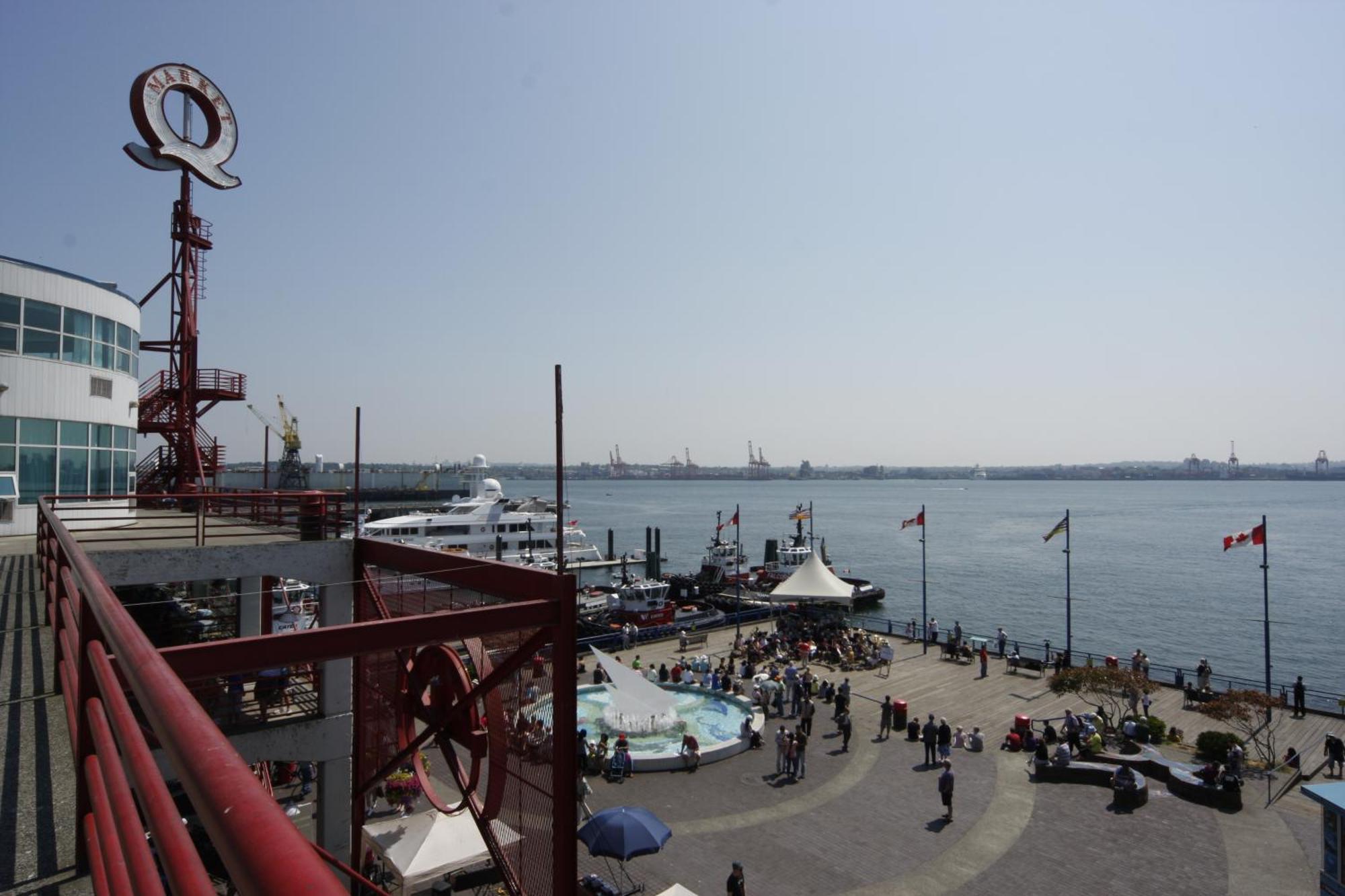 The Lonsdale Quay Hotel North Vancouver Exterior photo