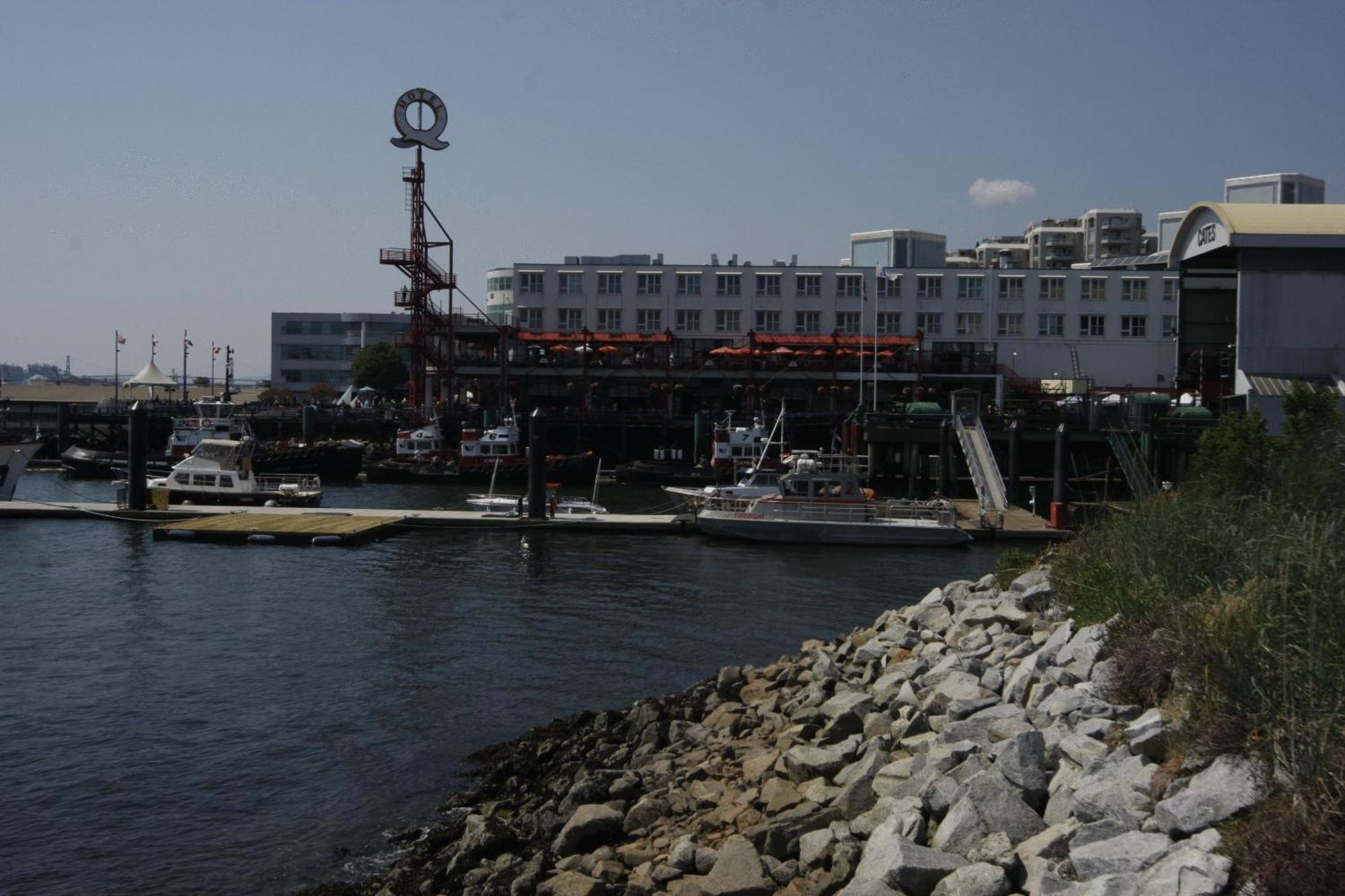 The Lonsdale Quay Hotel North Vancouver Exterior photo